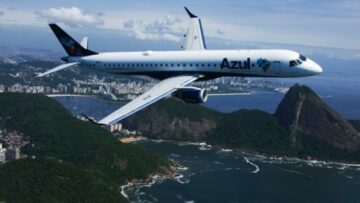 Avião da Azul no céu