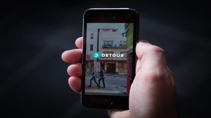 Detour oferece uma variedade de recursos adicionais, incluindo mapas interativos