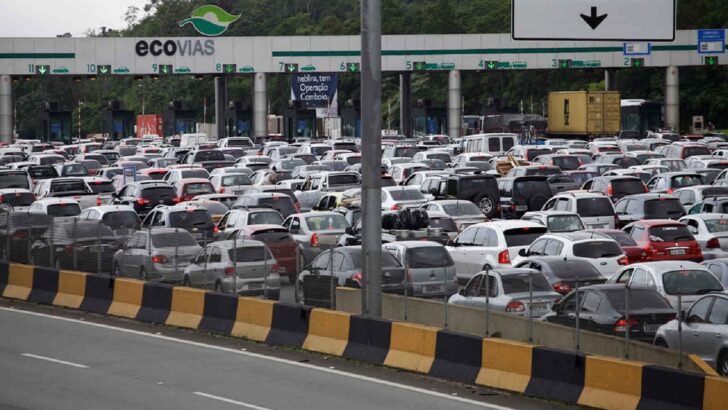 Carros esperando em fila para passar pelo pedágio