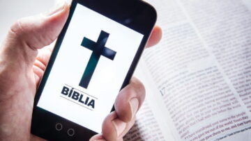 Bíblia Sagrada no celular