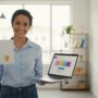 Pessoa brasileira sorrindo segurando certificado de curso de inglês com laptop em ambiente de trabalho moderno