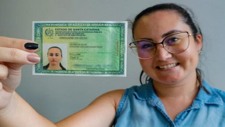 Mulher segurando a carteira de identidade física