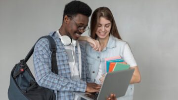 jovens com cadernos e notebook